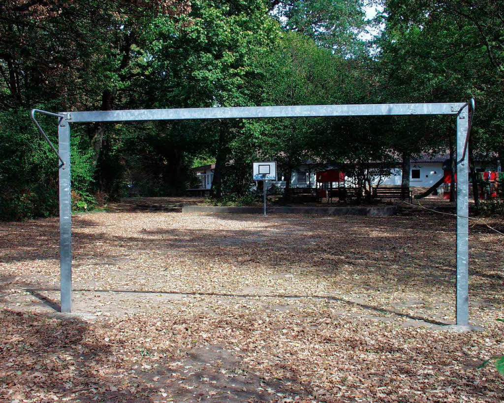 Die Sport-Groteske im Freiburger Konrad-Gnther-Park: Fuballtor versus Basketballkorb.