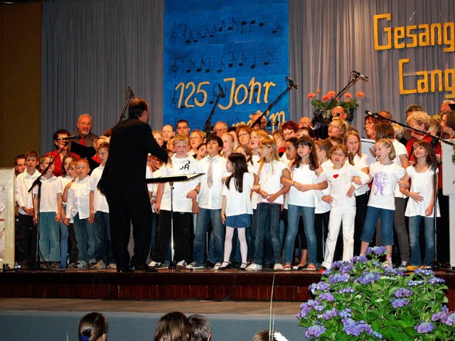 Der Gesangverein Langenau mit dem Chor der Grundschule  | Foto: Heiner Fabry