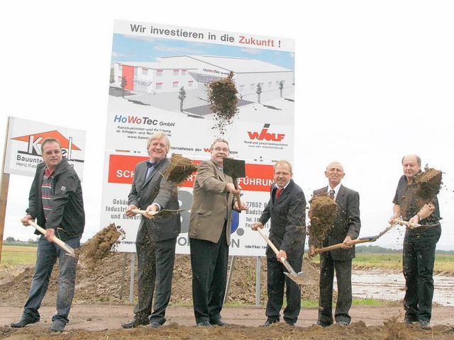 Beim  Spatenstich: (von links) Bernd Z... Martin Wolf, Adolf Wolf, Herbert Blum  | Foto: Heidi Foessel