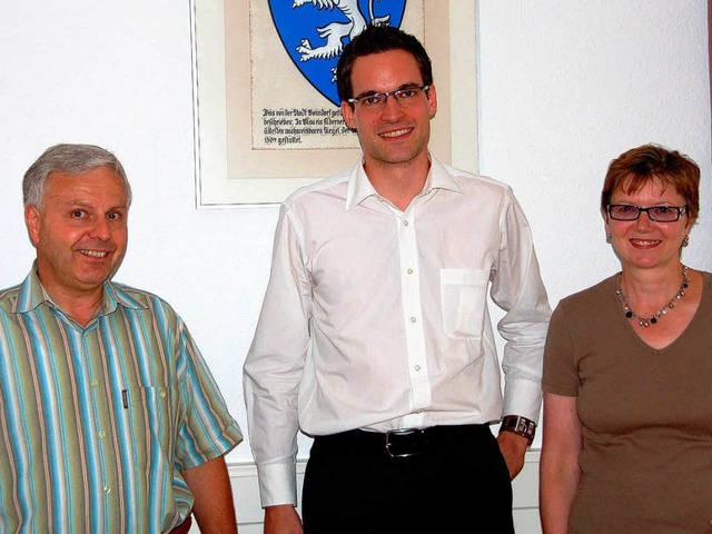 Gottfried Stadler (links)  gibt sein A...eter Christoph  Ngele und Anne Meier.  | Foto: Juliane Khnemund