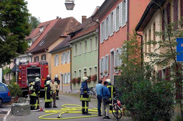 Die Feuerwehr Staufen bei den Lscharbeiten in der St. Johannesgasse  | Foto: Bernhard Seitz