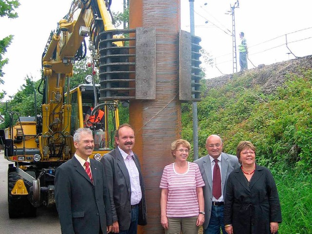 Jrgen Lange von der DB,  Ortsplaner R...enstich fr die   Schallschutzwnde.    | Foto: Ingeborg Grizwa