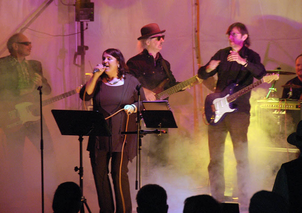 Die raue Stimme von Gastsngerin Sybil... &#8222;Roosters&#8220; aus Konstanz.   | Foto: Dietmar Noeske
