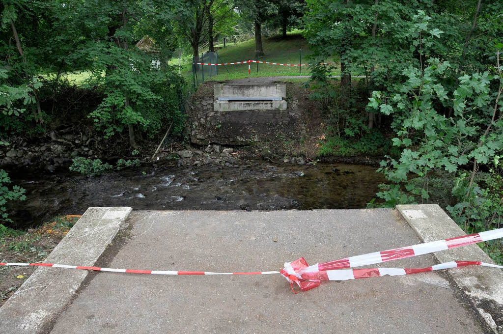 Der alte, morsche Steg wurde bereits am Samstag abgerissen.