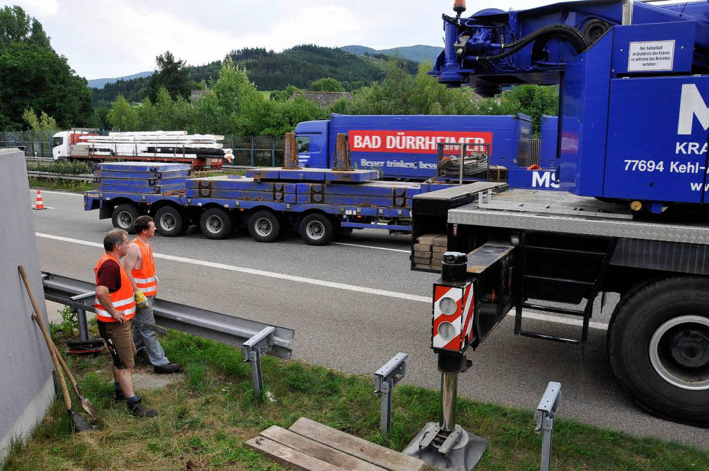 ...die B31 stadteinwrts auf einer Lnge von 50 Metern einspurig geleitet...