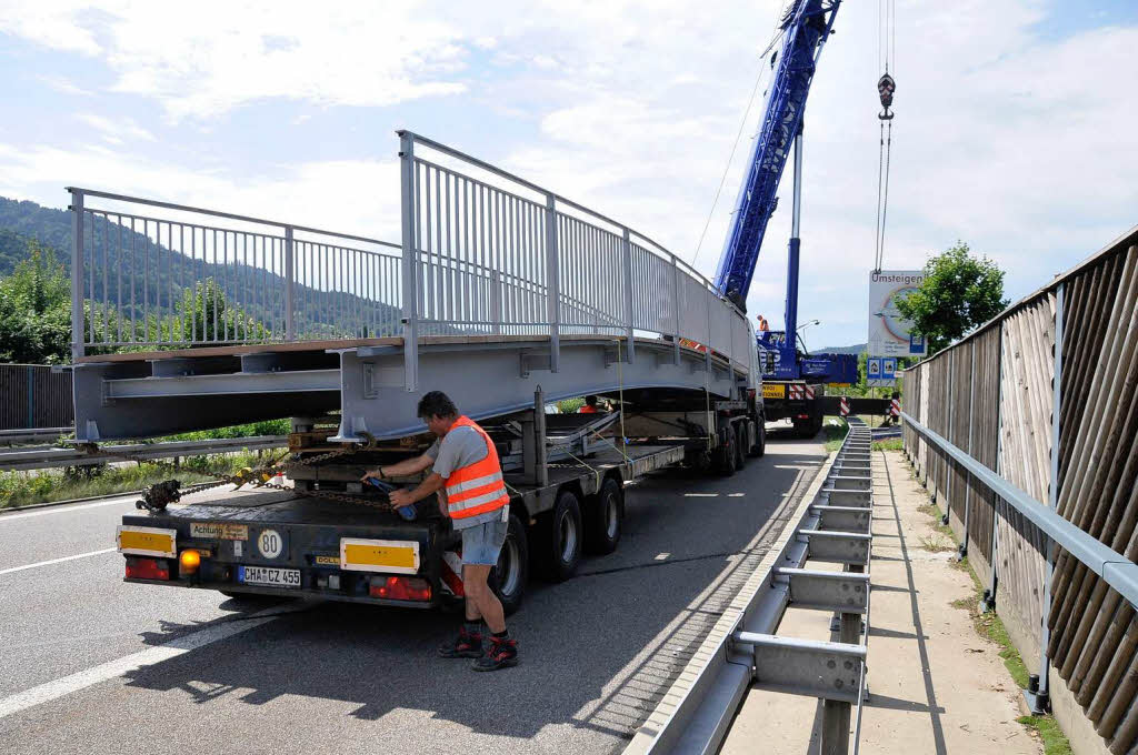 Das Brckenteil, das es von der B31 ber den Fluss zu hieven gilt.