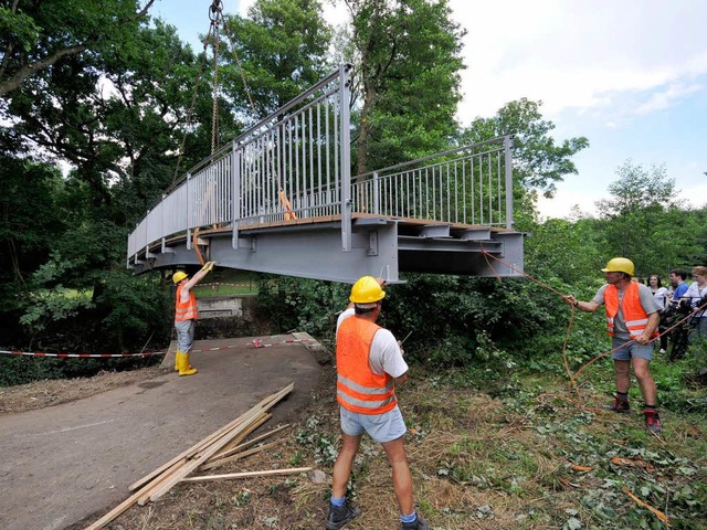 Feinarbeit am Bruggasteg.  | Foto: Ingo Schneider