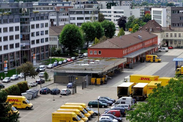 Diese Postgebude sollen dem Ausbau de...trae im Quartier Unterwiehre weichen.  | Foto: ingo schneider