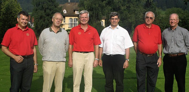 Horst Strecker (Dritter von links) ist...sident des Golfclubs Gtermann Gutach.  | Foto: Gerda Oswald