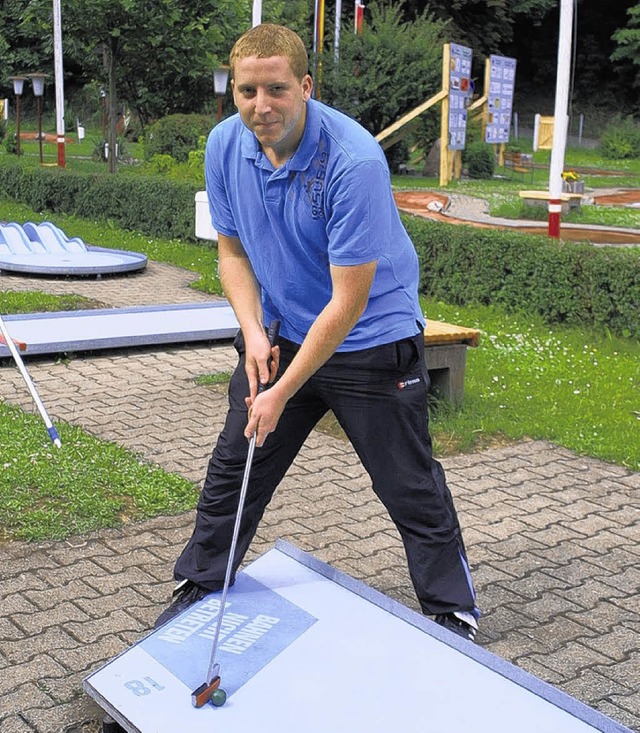 Franz Hfler beim Training auf der heimischen Minigolfanlage in Waldshut    | Foto: edinger