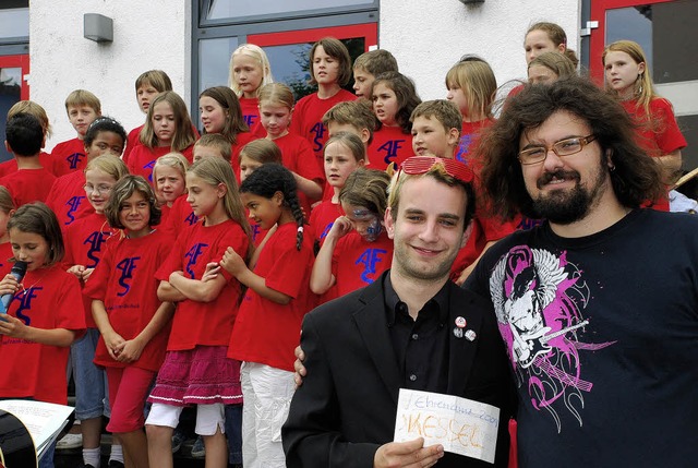 Das Kesselteam (vorne Steffen Windhab ...grund der Chor der Anne-Frank-Schule.   | Foto: gertrude siefke
