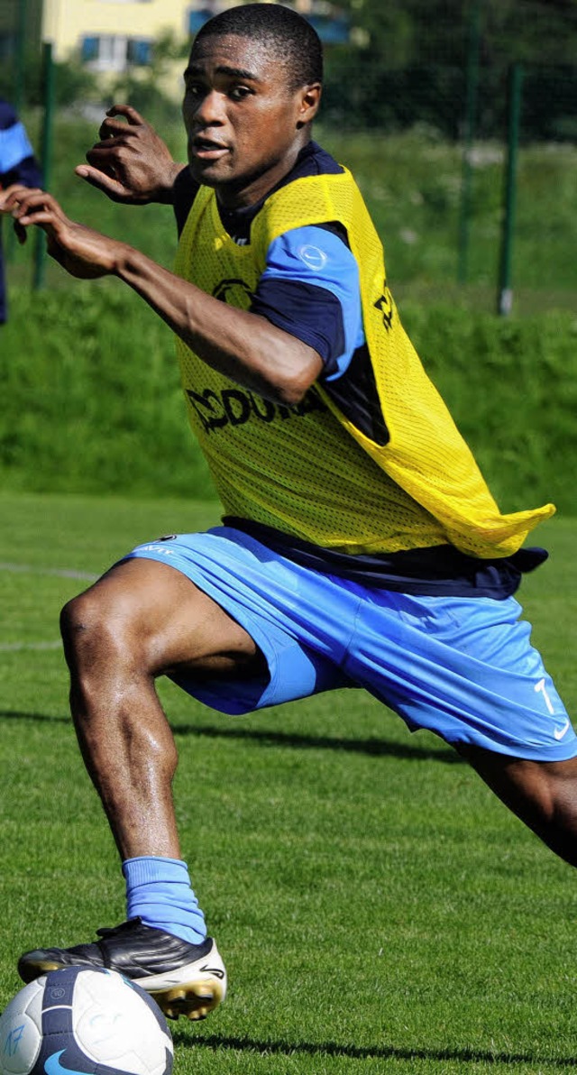 Cdrick Makiadi im Trainingslager des SC Freiburg am Ball   | Foto: heuberger