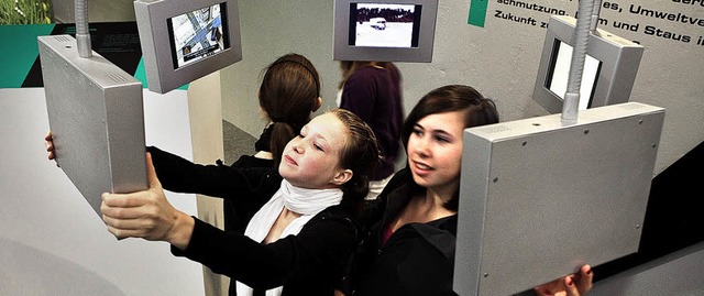 Schlerinnen auf dem Wissenschaftsschi...er unserer technischen Zukunft zeigen   | Foto: Wissenschaft im Dialog