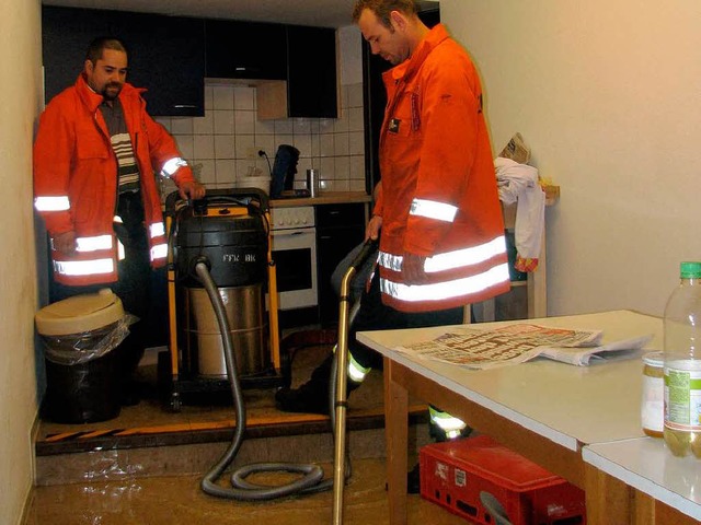 Die Feuerwehr Bad Krozingen beim Auspumpen der Wasserfracht aus einer Wohnung.  | Foto: FFW