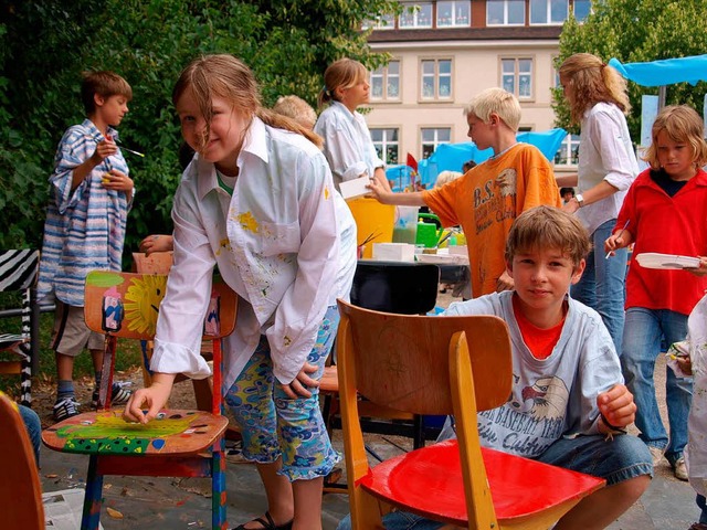 Sthle konnte man beim Fest der Hebelschule Wyhlen bunt bemalen.  | Foto: Katharina Schiller