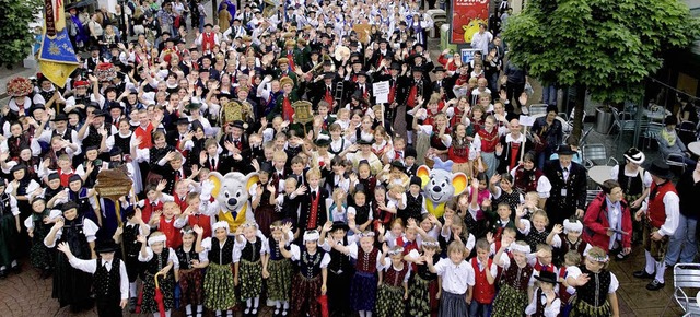 Mehr als 1200 Trachtentrger versammelten sich  in der Deutschen Allee.   | Foto: Europa-Park