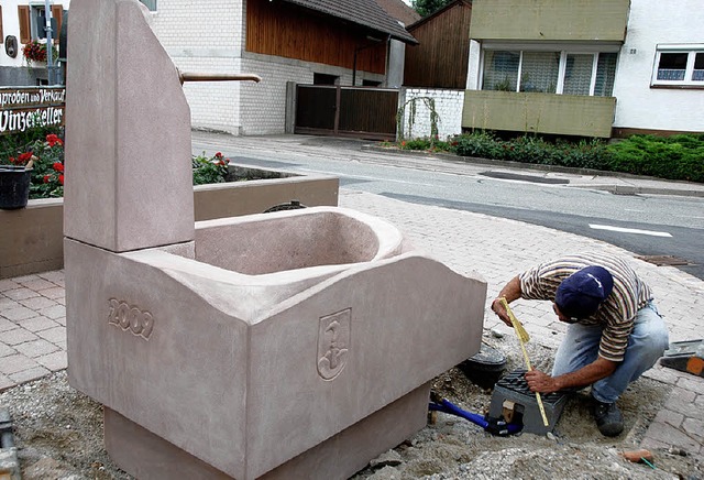 Der neue Vulkanbrunnen an der Ecke Her...interstrae in Kiechlinsbergen steht.   | Foto: Vitt