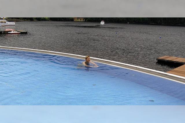 Freibadspa neben Schlittschuhlufern