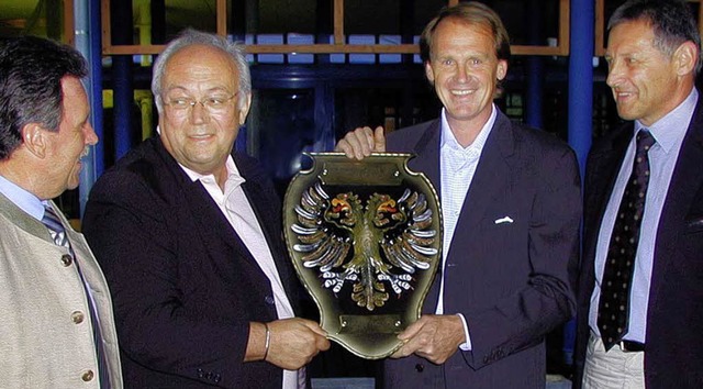 Norbert Thielmann (Zweiter von links) ... den Kultur-Grand-Prix im Jahr  2004.   | Foto: Dieter Maurer