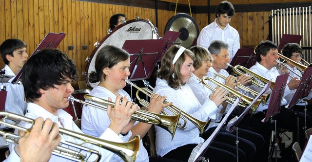 Untersttzung im Projekt-Orchester erf...s Trompeten- und Flgelhorn-Register.   | Foto: BZ