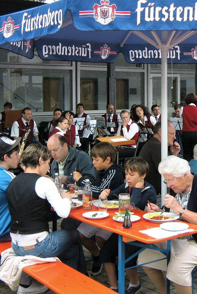 Gut besucht war der Schnitzelhock in Norsingen.  | Foto: Michael Gilg