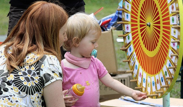 Mit dem Kinder- und Seniorennachmittag...Schlossparkfest an den Spielstationen.  | Foto: Christine Aniol