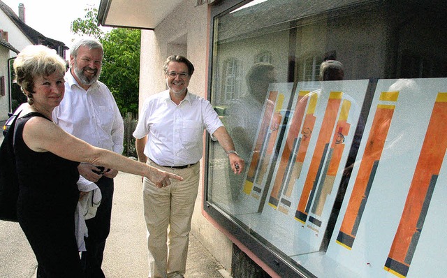 Hedwig Emmert (von links) hat  die Ent... stiftete gleich zwei kleine Fenster.   | Foto: Langelott