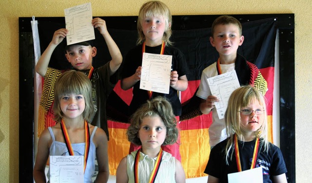 Stolze  Sieger:   Langenaus  Kindergar... Bundesjugendspielen   teilgenommen.    | Foto: Privat