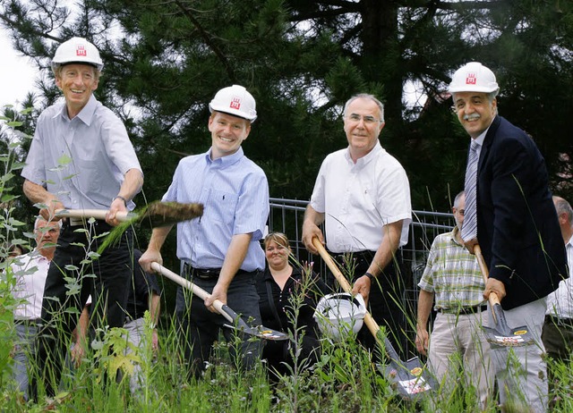 Beim Spatenstich (von links): Schullei...kt Hermann Wenz, Brgermeister Vetrano  | Foto: rob