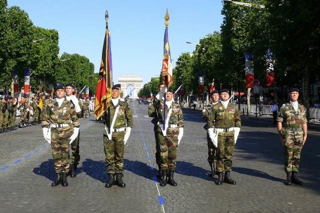 D/F-Brigade defiliert auf den Champs-Elysées