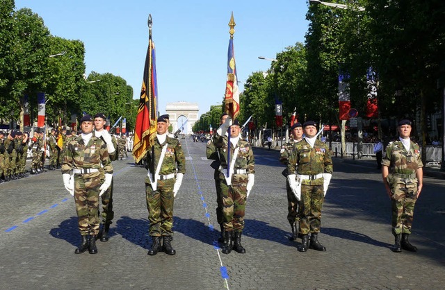 Teile der Deutsch-Franzsische Brigade...umphbogen, ein Wahrzeichen von Paris.   | Foto: Privat