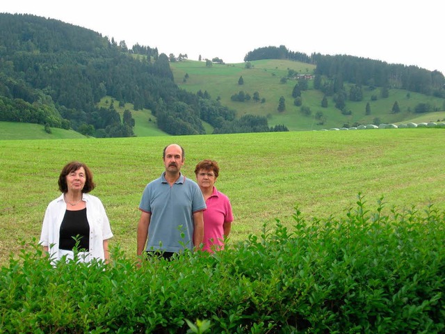 Renate Rees, Josef und Elisabeth Amann...or dem umstrittenen Bauerwartungsland.  | Foto: Andreas Peikert