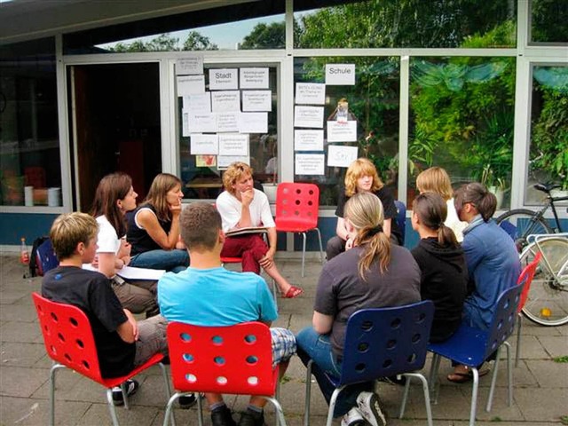 Die Jugendlichen diskutieren, wie es mit dem Jugendforum weitergehen kann.  | Foto: Jan Labusga