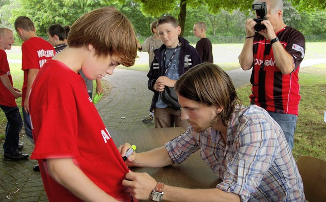 Andreas Glockner hatte genug Zeit mitgebracht, um auch Autogramme zu geben.   | Foto: Stephanie Kopp