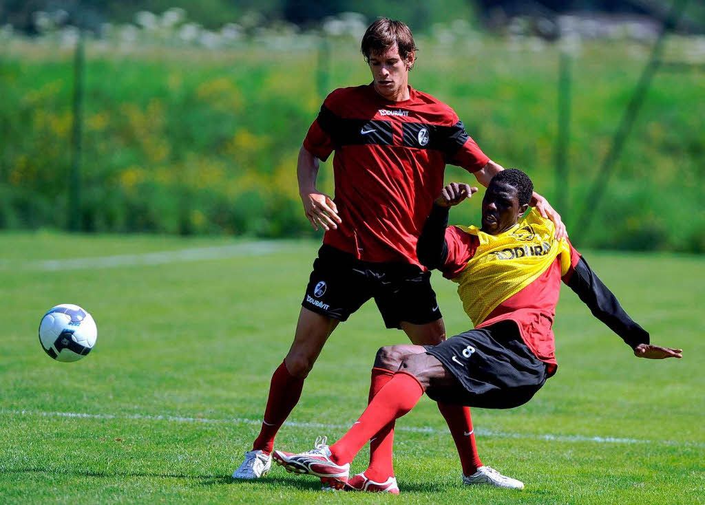 Mo Idrissou gegen Robin Schuster, Bruder des SC-Spielers Julian Schuster.