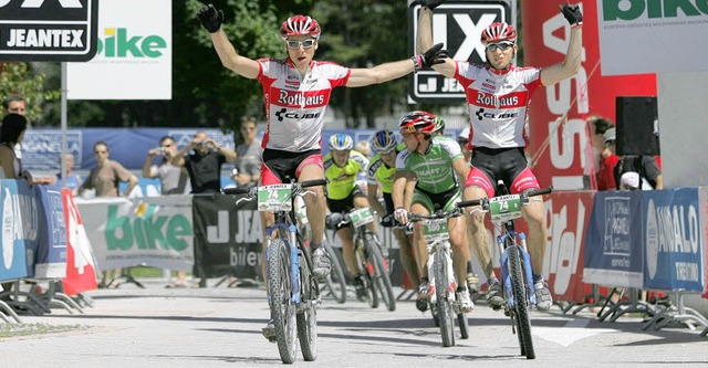 Triumph: Auf der siebten Transalp-Etap...ssieger ber den Zielstrich in Andolo.  | Foto: UMS