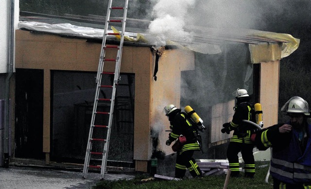 Vermutlich bei Arbeiten an einem Anbau... verdeckter Schwelbrand ausgebrochen.   | Foto: Martin Ganz