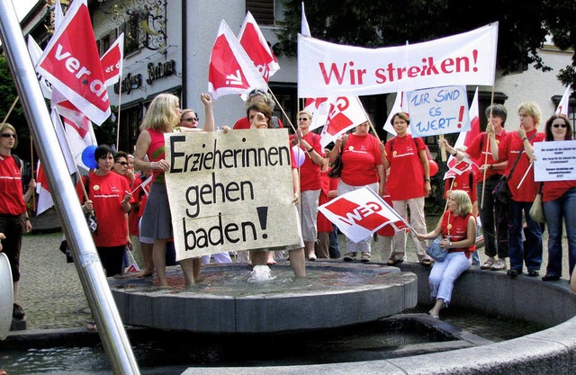 Eine Kundgebung streikender Erzieherin...tsbedingungen und  bessere Bezahlung.   | Foto: Rombach
