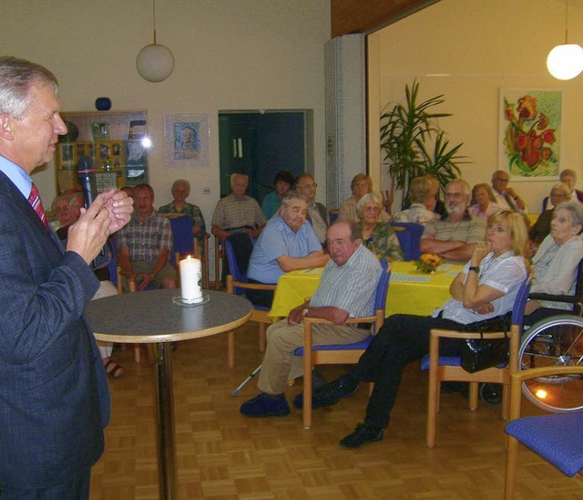 Brgermeister Kuster bei seiner Anspra...s der offenen Tr  im Seniorenwohnheim  | Foto: privat