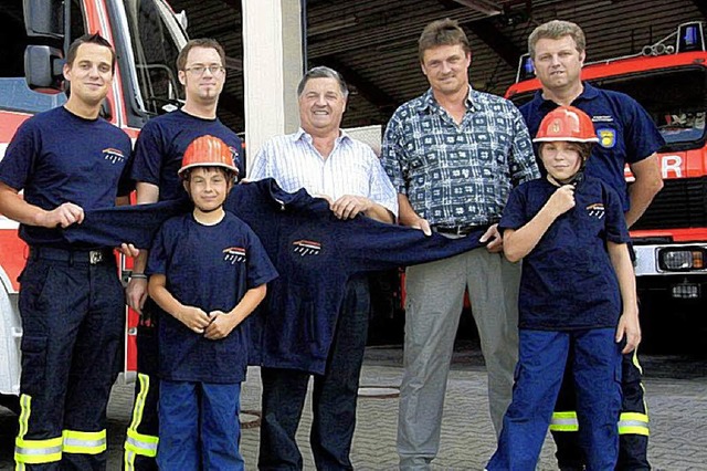 Gewerbeverbandsvorsitzender Karlheinz ...an die Bad Krozinger Jugendfeuerwehr.   | Foto: Andreas Kepper