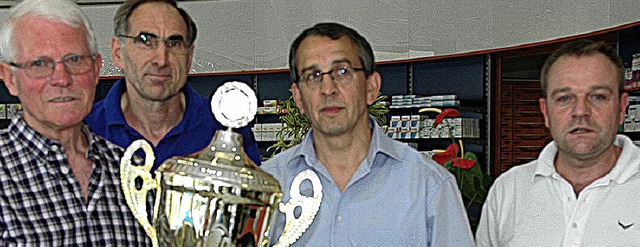 Sponsor Gert Rayer (r.) bergibt den W...Friedrich Drflinger und Norbert Selz.  | Foto: Alexander Anlicker