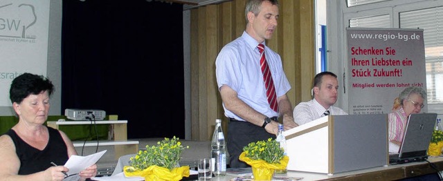 Informierten bei der Mitgliederversamm...sfhrer)  und Erna Friess (Vorstand).   | Foto: Albert Greiner