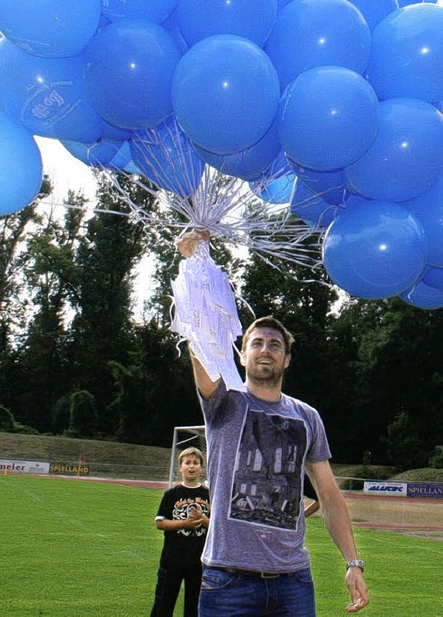 Beim Weitflugwettbewerb im Rahmen des ... Luftballons auf ihre Reise nach oben.  | Foto: Bianka Pscheidl