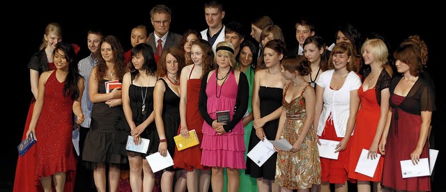 Die Preistrgerinnen und Preistrger d... Rektor Hemann Kleinschmidt (hinten).   | Foto: Schule