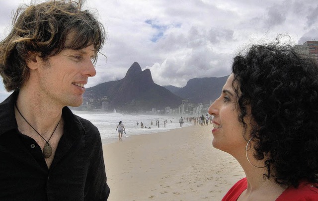Zwei am Strand von Ipanema: Ralf Schmid mit Paula Morelenbaum   | Foto: pro