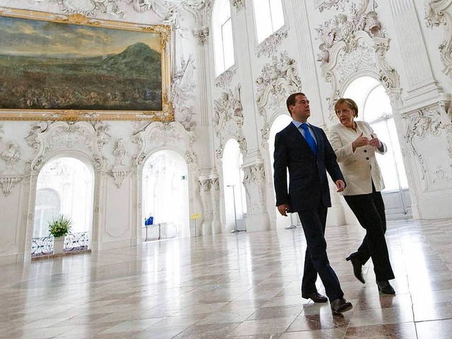 Angela Merkel geht zusammen mit dem ru...Prsidenten Dmitri Medwedew zum Plenum  | Foto: dpa