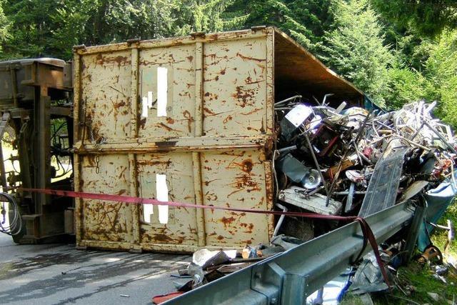 Lkw-Anhnger kippt bei Bad Peterstal um