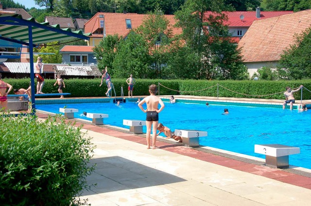 berschaubar ist in diesem Jahr die Za...e in den Schwimmbdern (hier: Elzach).  | Foto: Bernd Fackler