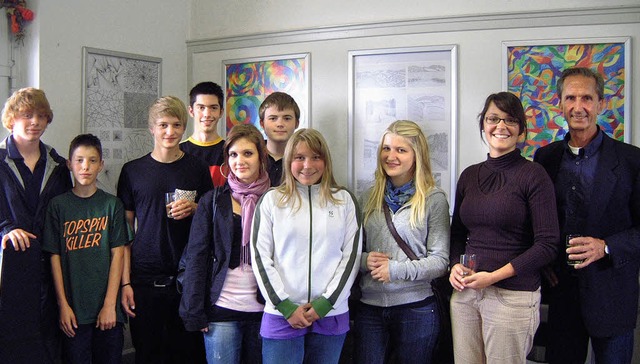 Die jungen Knstler  mit ihren Lehrern  vor ihren Bildern    | Foto: Johanna Gregetz