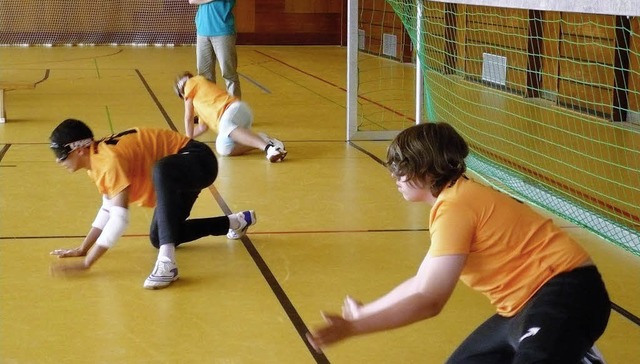 Psst, hrt ihr schon den Ball? &#8211;...all spielt man mit verbundenen Augen.   | Foto: Carmen Kromer